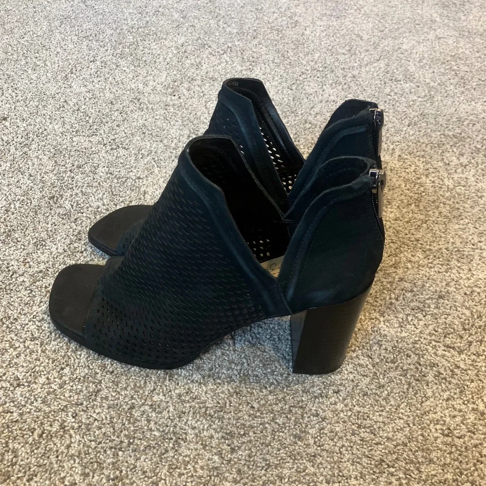 Vince Camuto Katrina Black Suede Perforated Peep Toe Block Heel Booties 8M Edgy